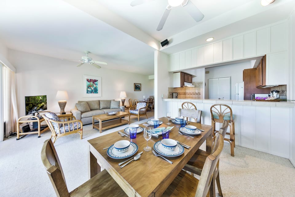 Easy flow between kitchen, dining, and lanai