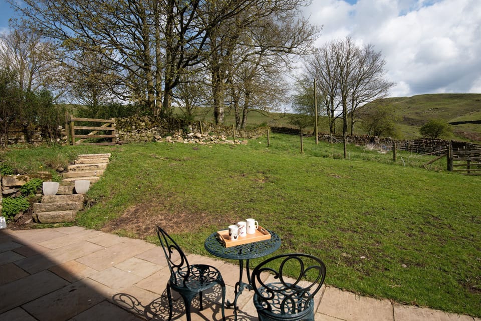 Walltown Farm Cottage - patio and garden area to the side of the property