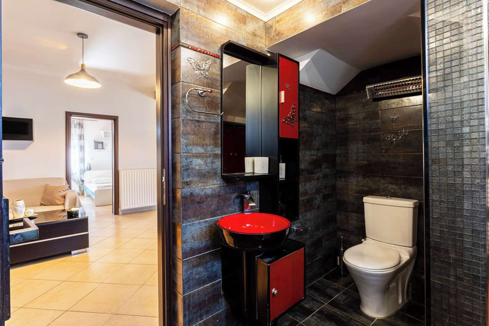 Elegant Bathroom with Walk-In Shower – Sophisticated and functional design.