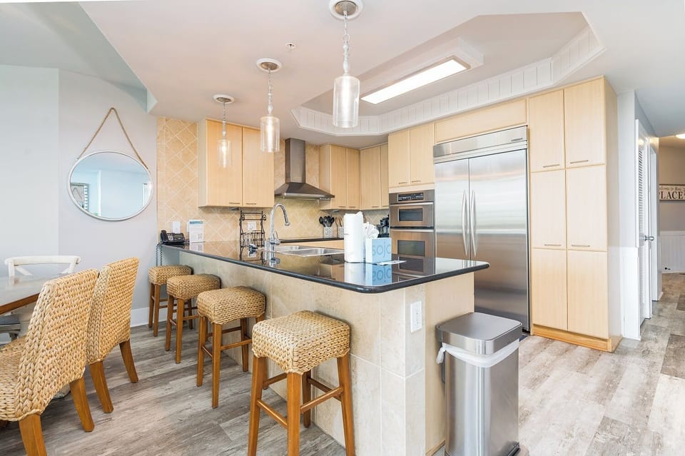 10 Caribe 305C Kitchen Counter with 4 Counter Stools