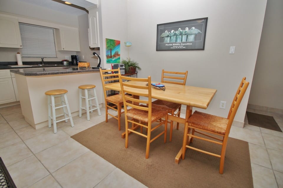 Dining and eat-in bar seating
