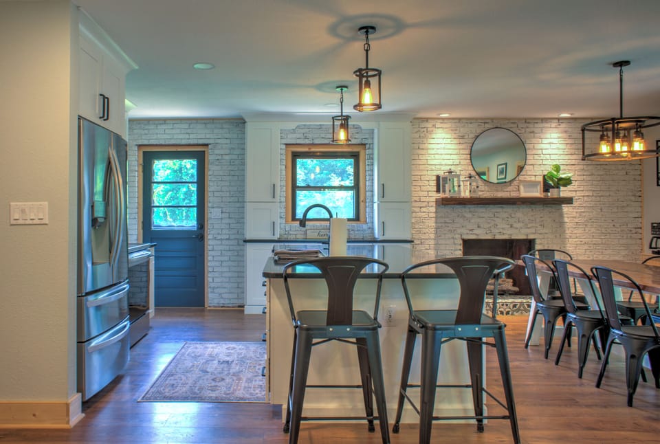 Chef's Kitchen w/ Breakfast Bar Seating