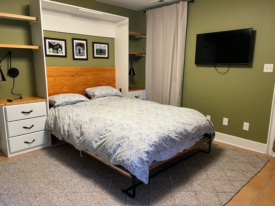 Flexible room - queen size Murphy bedroom and/or dedicated office space