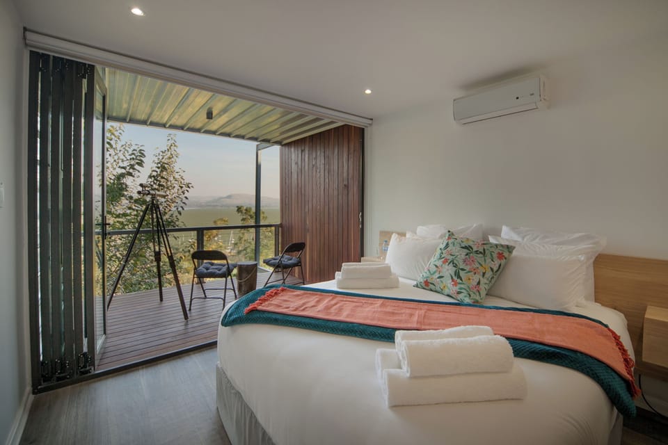 Premium bedding, in-room safe, desk, laptop workspace