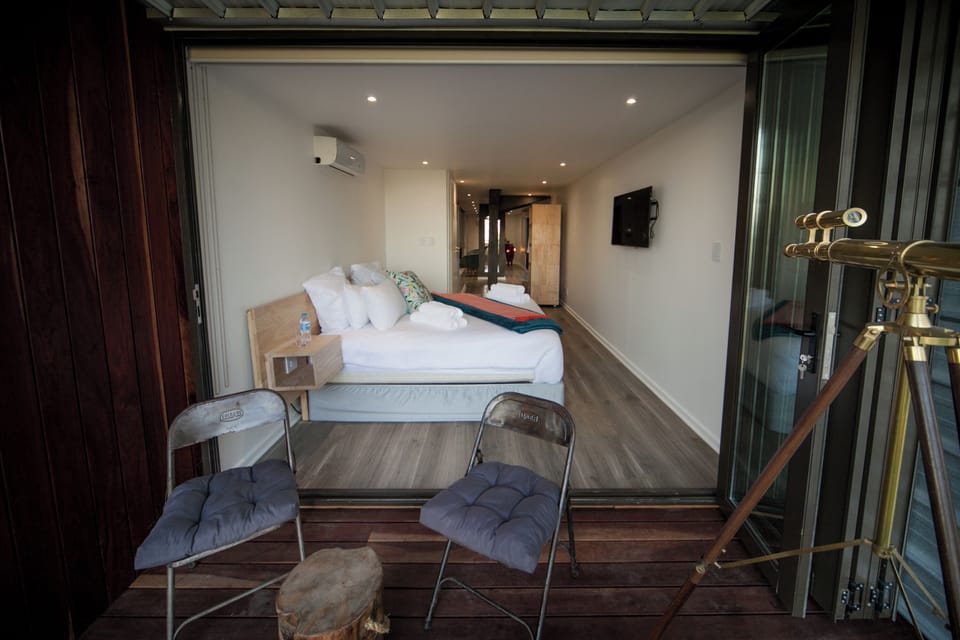 Premium bedding, in-room safe, desk, laptop workspace