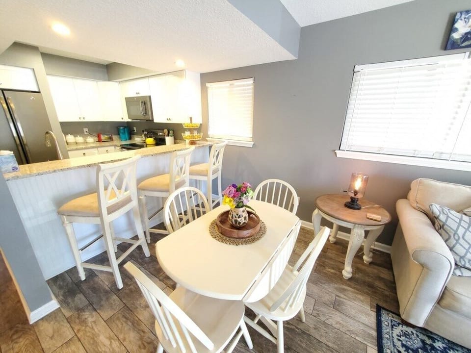 Condo, Multiple Beds, Kitchen, Pool View | Dining