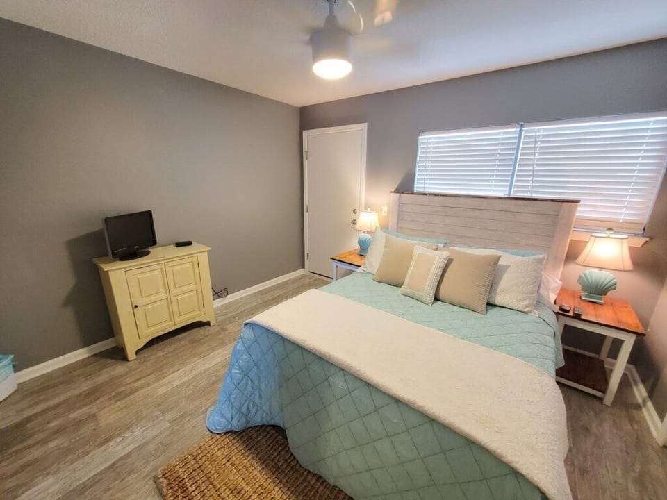 Condo, Multiple Beds, Kitchen, Pool View | 2 bedrooms, individually decorated, individually furnished, free WiFi