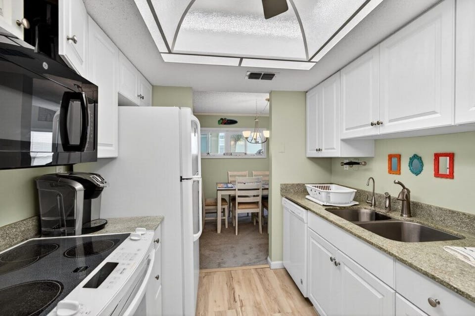 Condo, Multiple Beds, Kitchen, Pool View | Private kitchen | Fridge, microwave, oven, stovetop