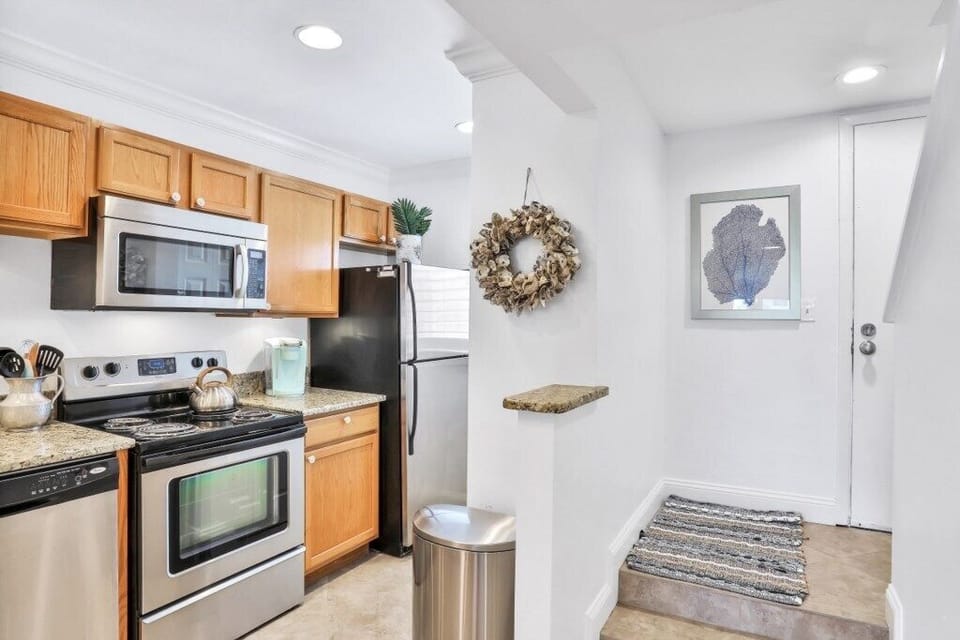 Condo, Multiple Beds, Pool Access, Pool View | Private kitchen | Fridge, microwave, oven, stovetop