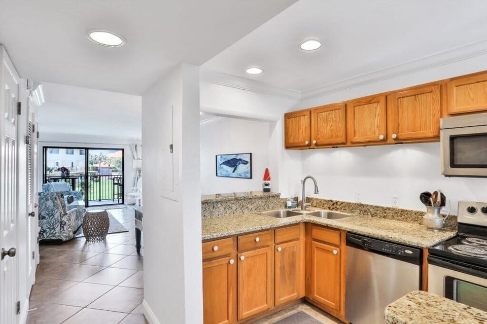 Condo, Multiple Beds, Pool Access, Pool View | Private kitchen | Fridge, microwave, oven, stovetop