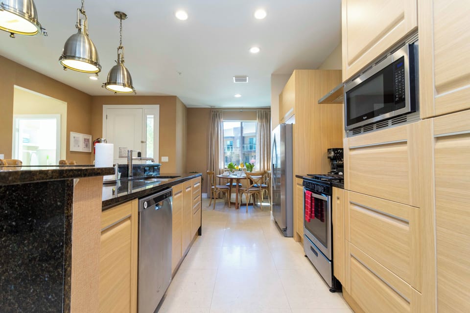 House | 4 bedrooms, in-room safe, desk, high-speed internet