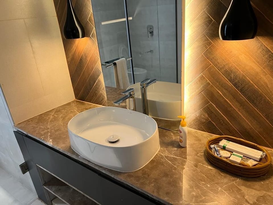 Deluxe Studio Suite | Bathroom