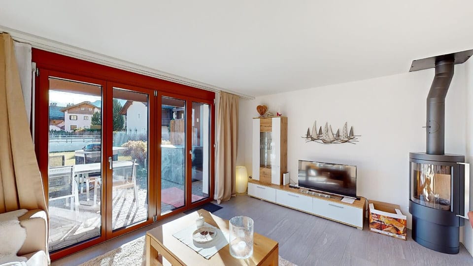 Living area with a Chemine