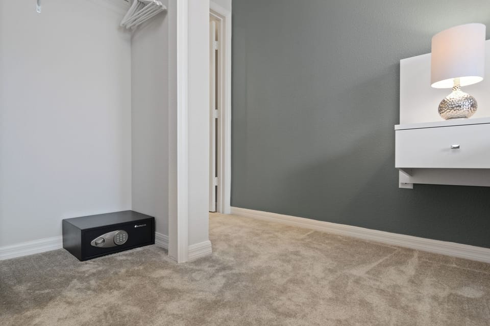 House | 4 bedrooms, in-room safe, desk, soundproofing