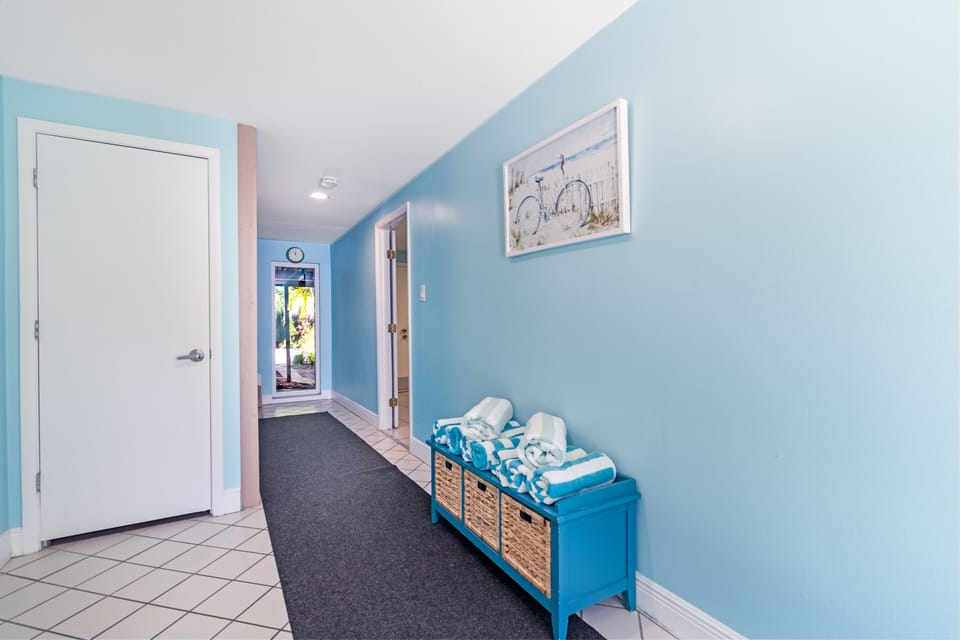 Feel instantly at ease in the entry foyer, where fresh towels and beachy vibes promise sun-soaked days ahead.