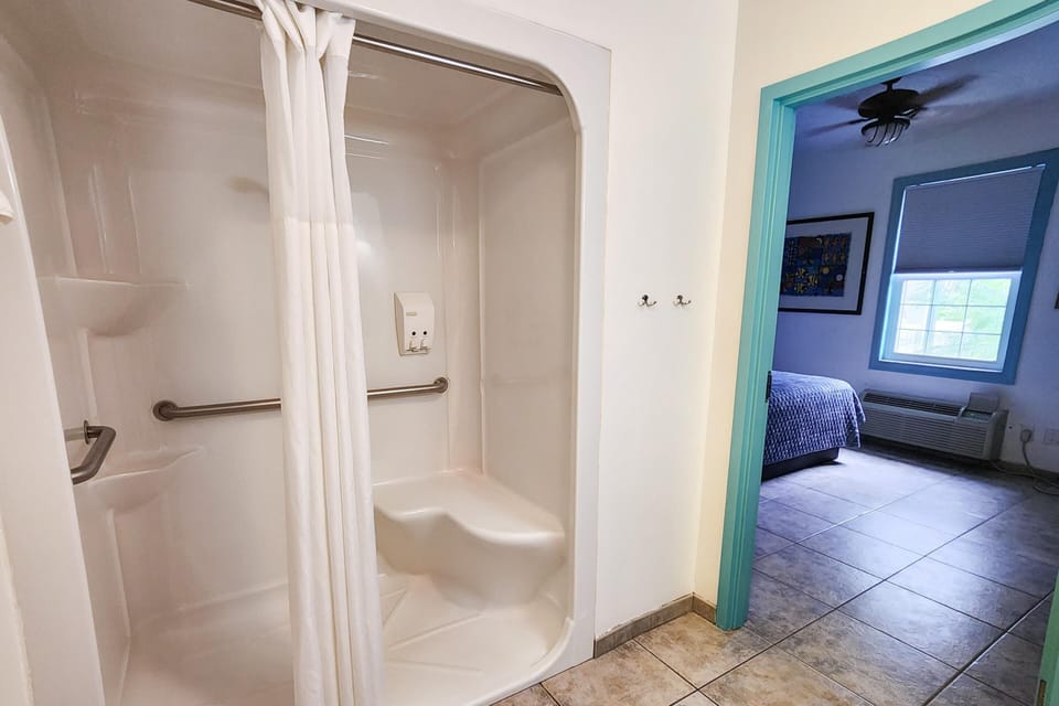 Ivey House Hotel Basic King Room image 5
