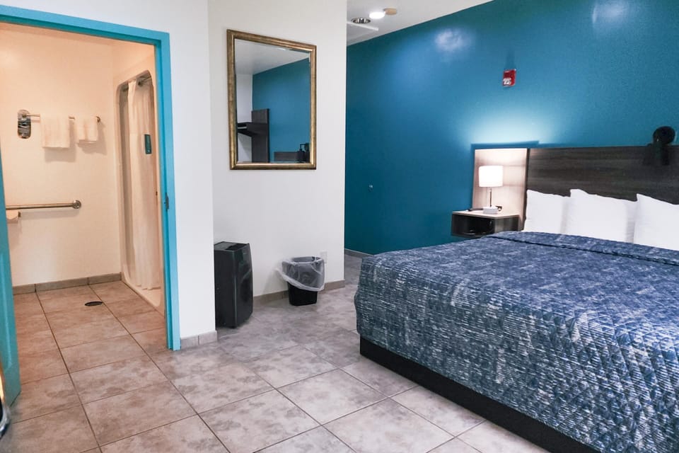 Ivey House Hotel Basic King Room image 2