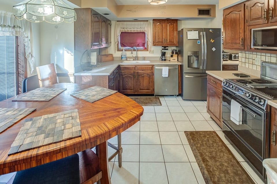 House, 4 Bedrooms | Private kitchen | Fridge, oven, coffee/tea maker, toaster
