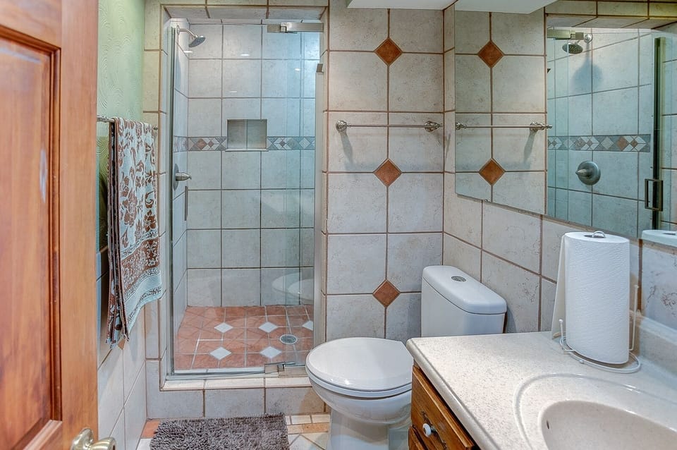 Spacious Tranquility With Private Pool 4 Bedroom Home by RedAwning House in Belleville