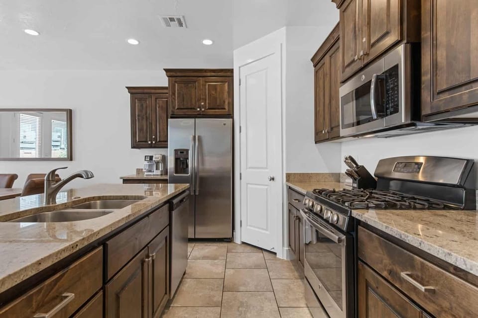 Townhome, 4 Bedrooms | Private kitchen | Fridge, oven, coffee/tea maker, toaster