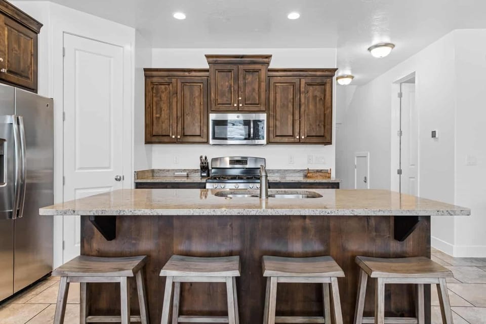 Townhome, 4 Bedrooms | Private kitchen | Fridge, oven, coffee/tea maker, toaster