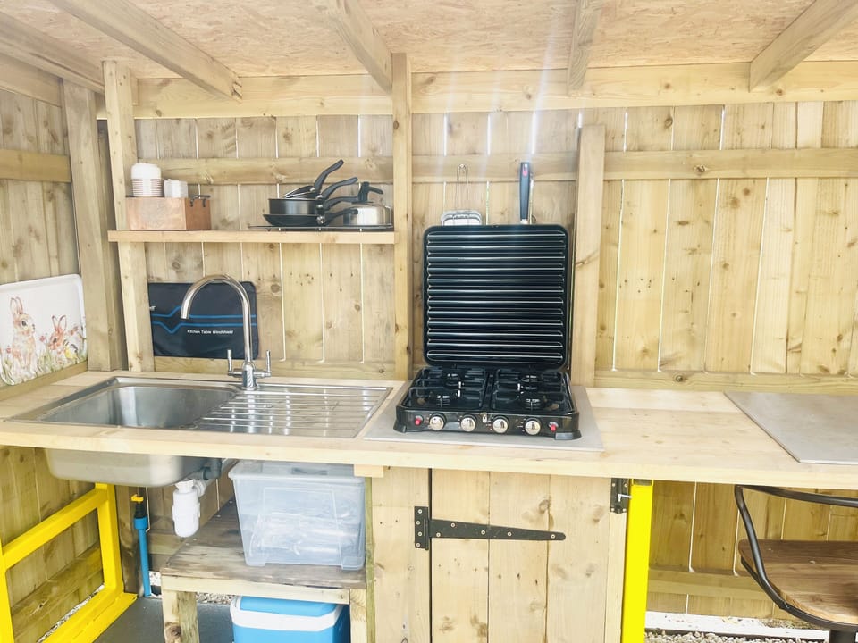 Cabin | Private kitchen | Stovetop, electric kettle