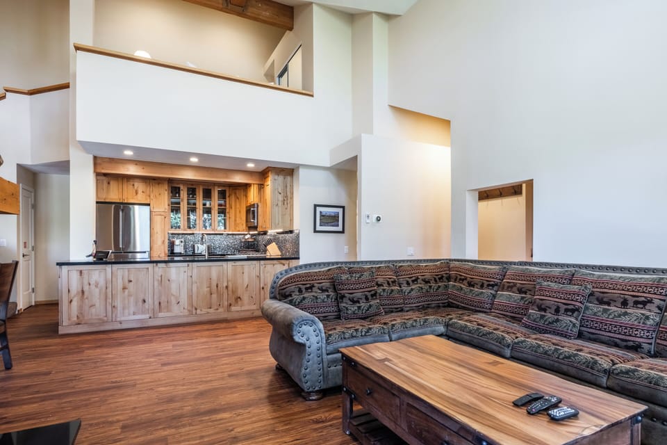 Living Room, Gas Fireplace, Flatscreen TV