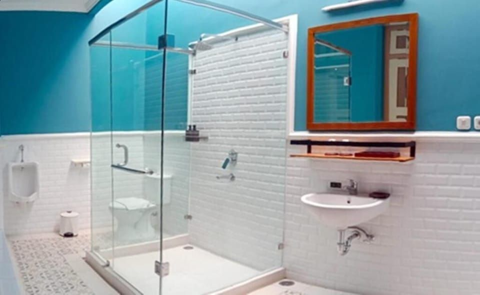 Deluxe Room | Bathroom | Shower, hair dryer, slippers, bidet