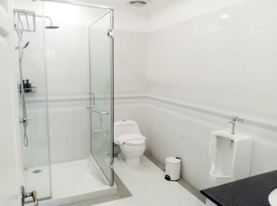 Deluxe Room | Bathroom | Shower, hair dryer, slippers, bidet