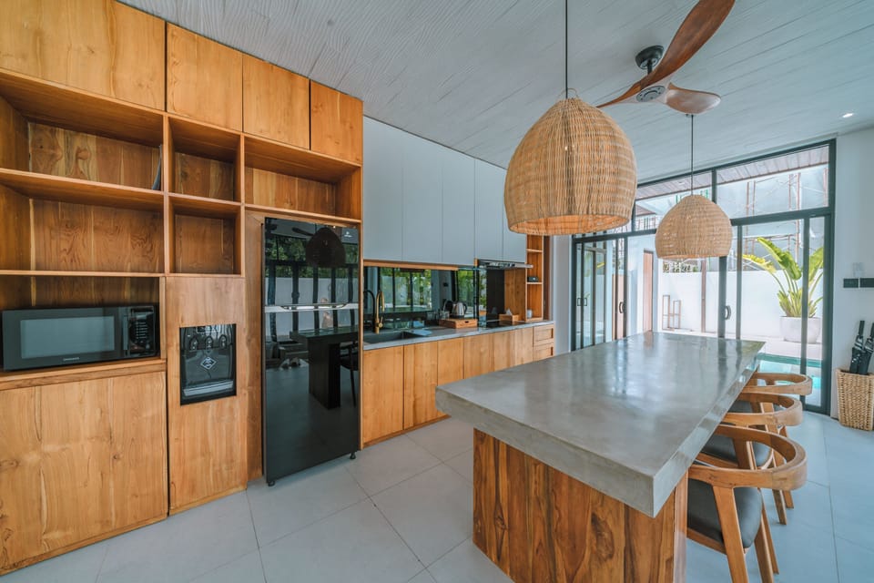 Luxury Villa | Private kitchen | Fridge, microwave, stovetop, cookware/dishes/utensils