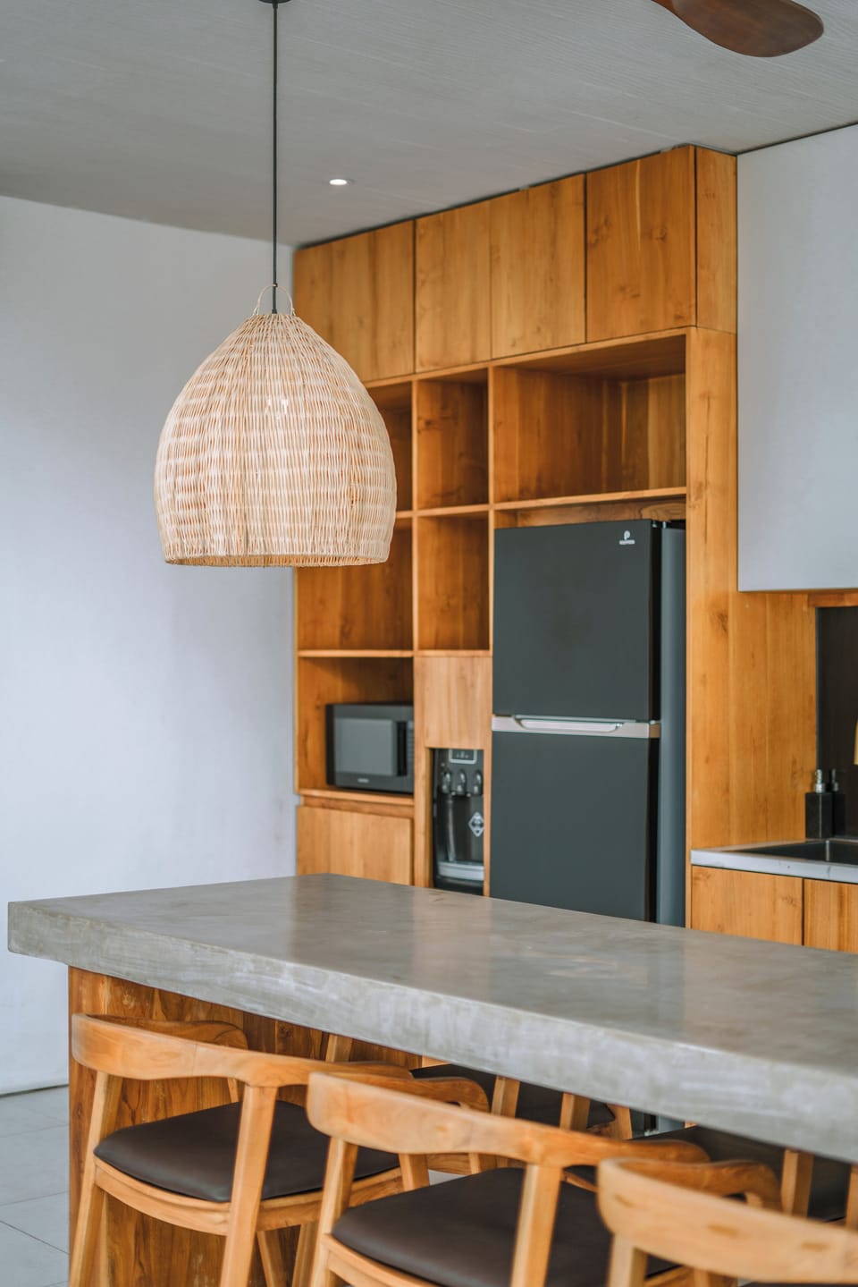 Fridge, microwave, stovetop, cookware/dishes/utensils