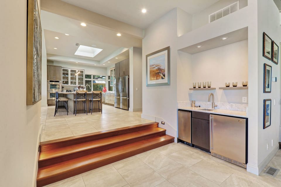 43 South Beach Lagoon | Living Room Bar Area