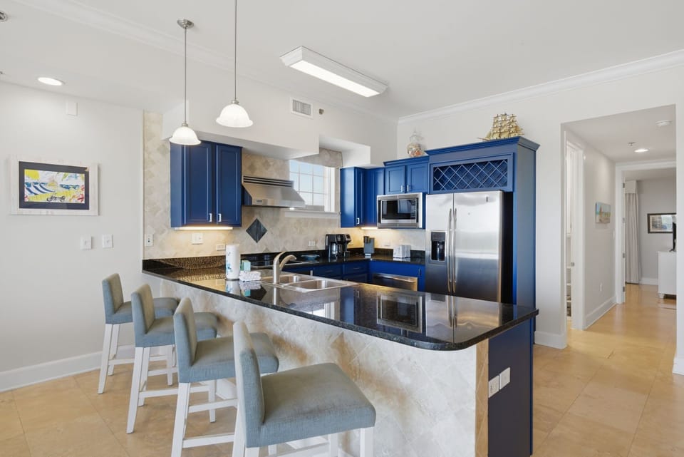 Sailmaker 901- View of Kitchen & Bar