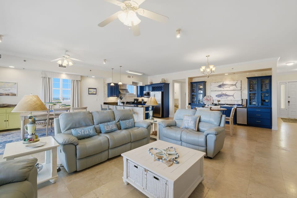 Sailmaker 901- View of Living Room to Kitchen