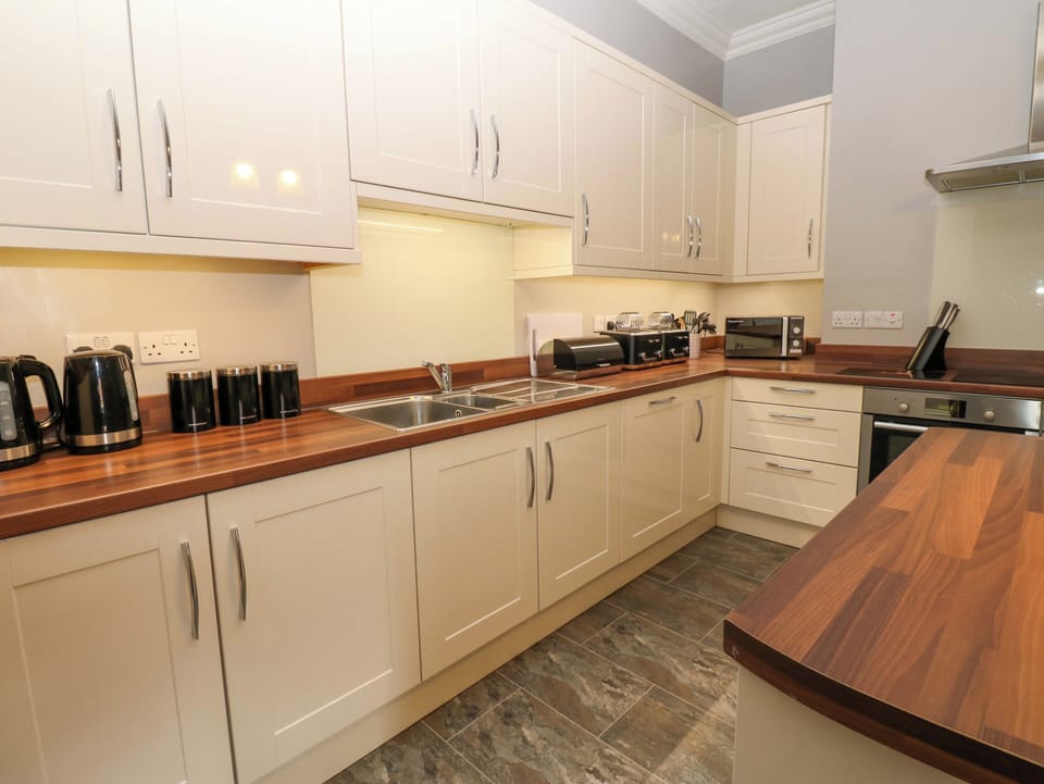Cottage | Private kitchen | Electric kettle, cookware/dishes/utensils