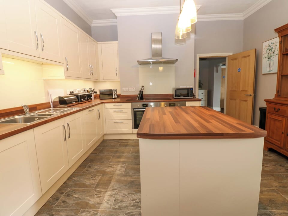 Cottage | Private kitchen | Electric kettle, cookware/dishes/utensils