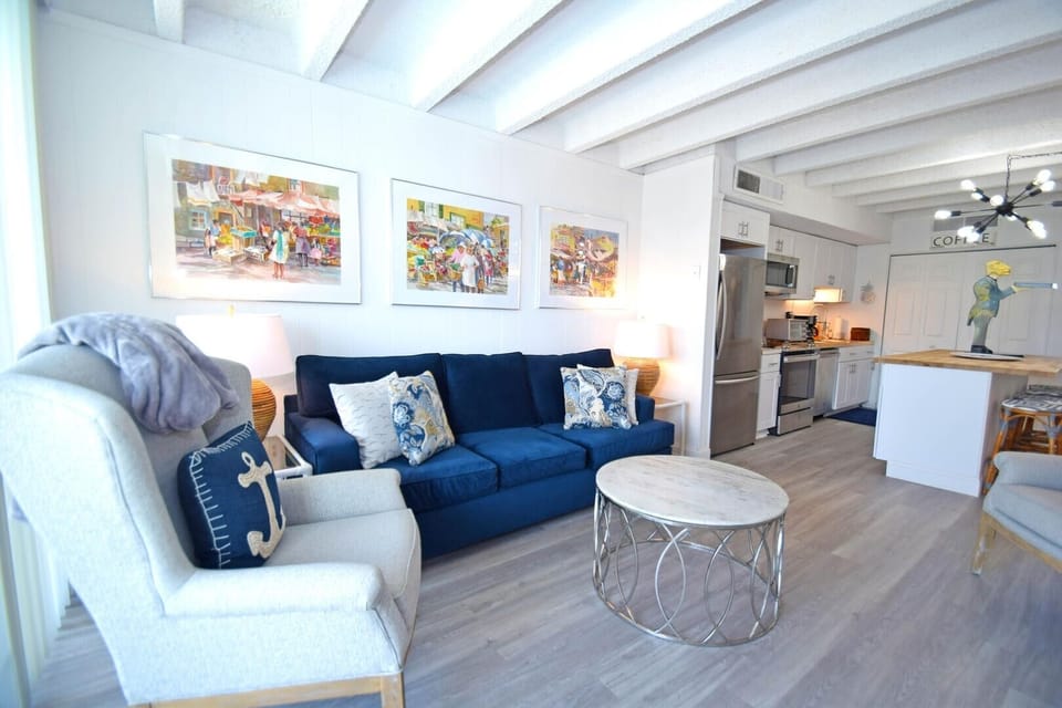 Condo, 1 Bedroom | Living area | Streaming services