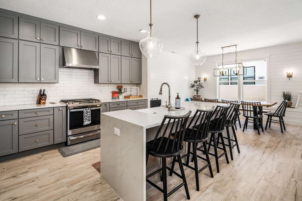 Townhome, 5 Bedrooms | Private kitchen | Fridge, oven, coffee/tea maker, toaster