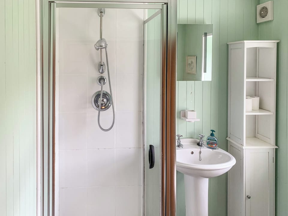 Bathroom | The House on the Point - Lochside Retreat, Kylerhea