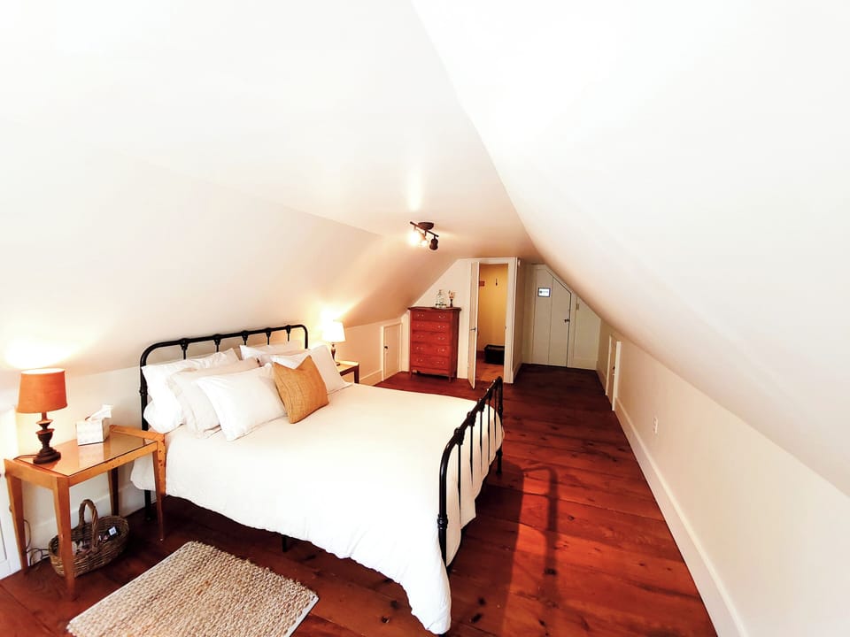 Bedroom - queen bed