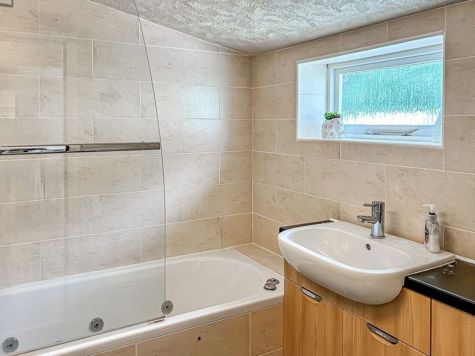 Main bathroom - jacuzzi bath | Broom Cottage, Newtonmore