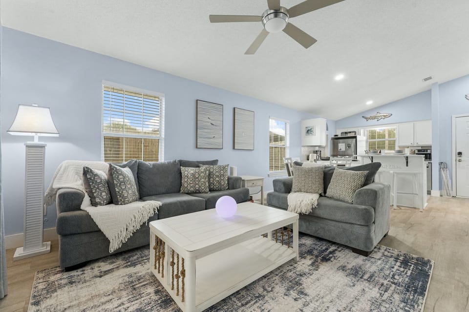 Pull-out Couch & Seating Area
