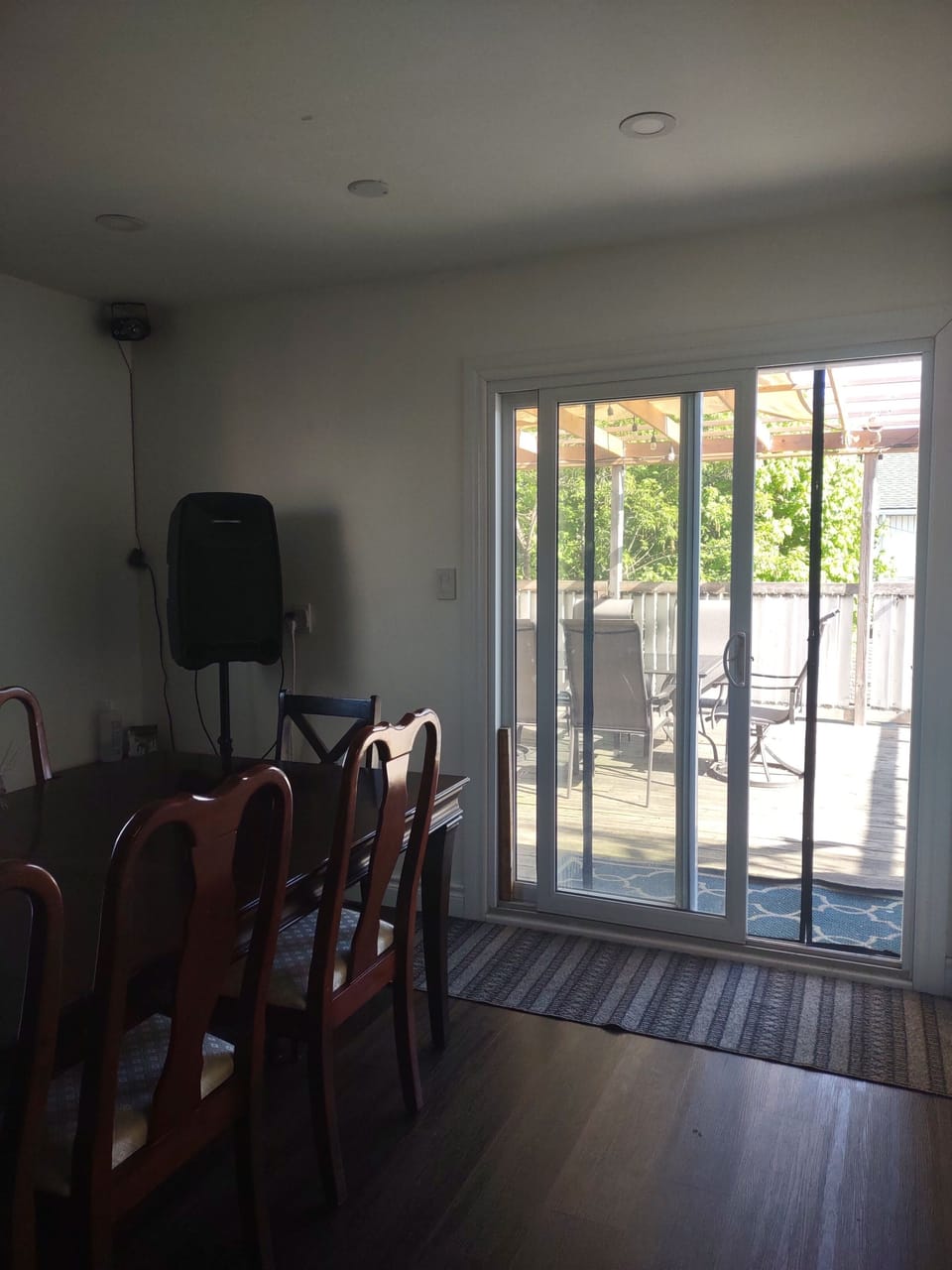 Lot of sunlight dining room can set up to 10 pls. 