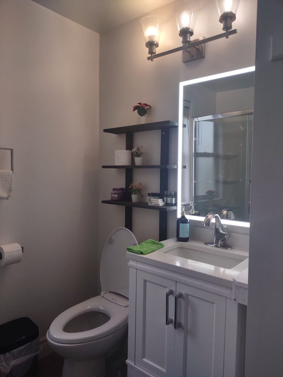 Main full bathroom.