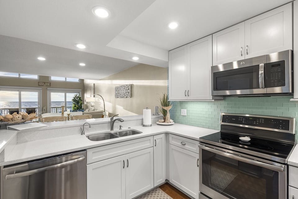 The kitchen is ready to prepare a quick beach snack or a gourmet meal.