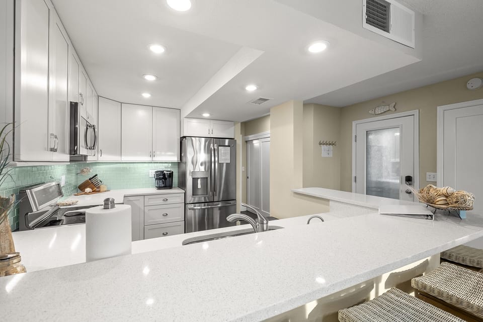 Chef's dream: Stainless steel appliances, every tool needed.