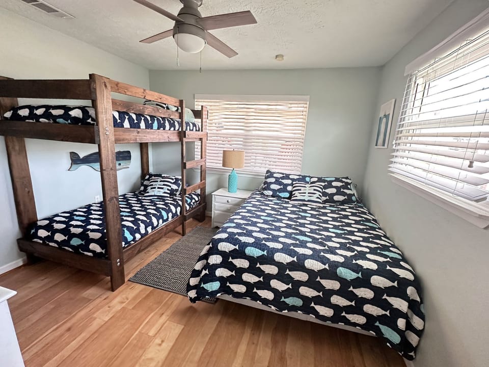 4th bedroom, with queen bed plus twin bunks