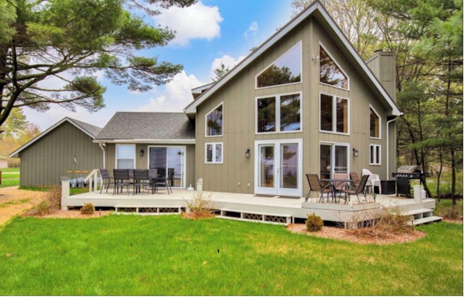 Cottage on the lake!