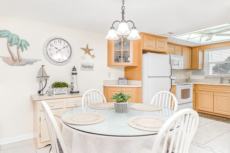 Charming dining area with an open kitchen, ideal for enjoying home-cooked meals.