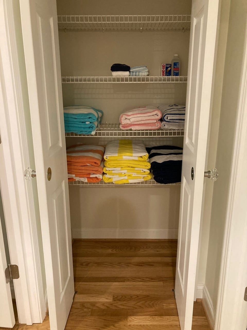 Mid-Level Linen Closet
Provided:
13 Bath Towels
13 Wash Clothes
13 Beach Towels